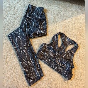 Beyond Yoga Snakeskin (set)